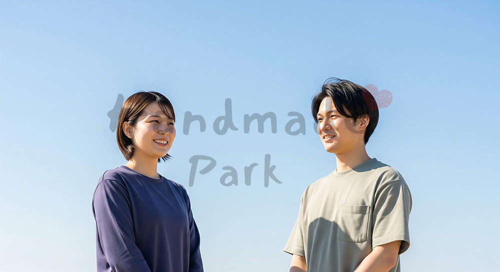 フリー素材 無料 写真|海辺で会話する日本人同僚(正面) 背景素材