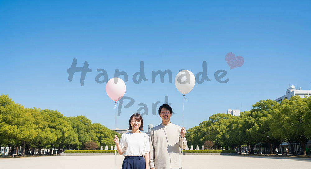 フリー素材 無料 写真|風船を持って微笑む日本人カップル(正面)