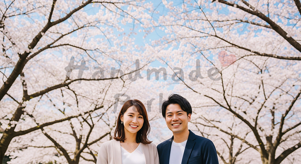 フリー素材 無料 写真|桜と青空で微笑む日本人カップル(正面)