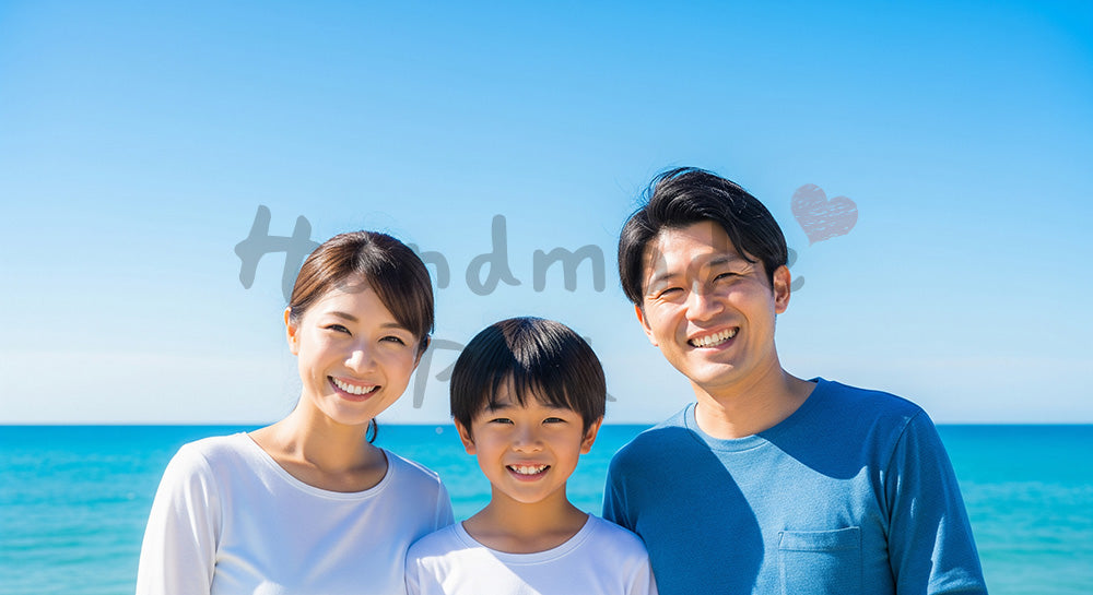 フリー素材 無料 写真|青空と透明な海で笑う日本人家族(正面)
