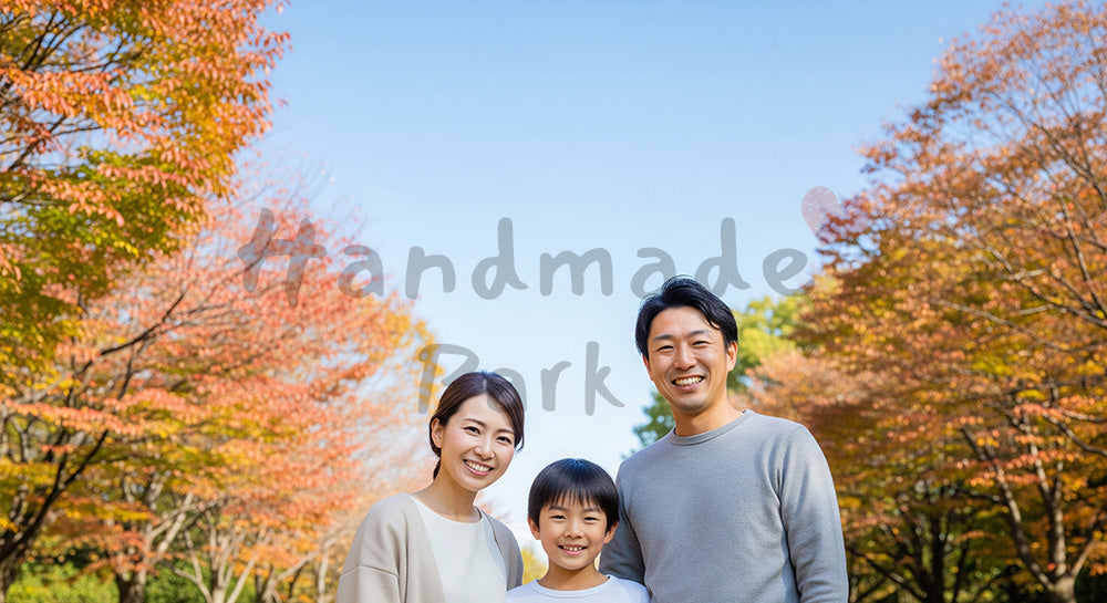 フリー素材 無料 写真|紅葉と青空で微笑む日本人家族(正面) 背景素材