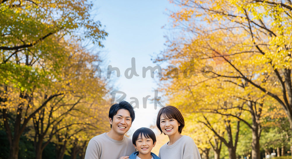 フリー素材 無料 写真|紅葉と青い空で微笑む日本人家族(正面)