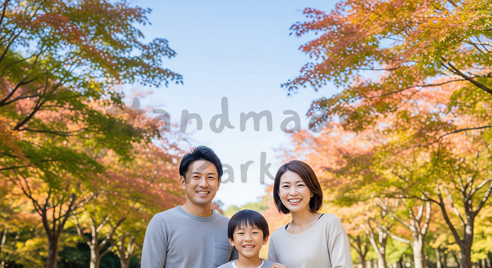 フリー素材 無料 写真|紅葉と青空で微笑む日本人家族(正面)