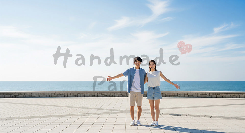 フリー素材 無料 写真|手を広げて微笑む日本人カップル(正面) 余白あり