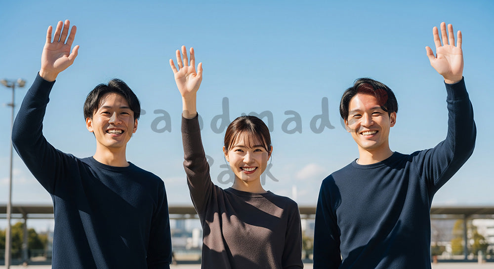 フリー素材 無料 写真|手を挙げて喜ぶ日本人同僚(正面) 背景素材