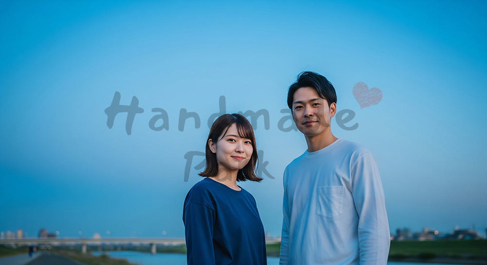 フリー素材 無料 写真|夕方前の河川敷で微笑む日本人カップル(正面) 余白あり