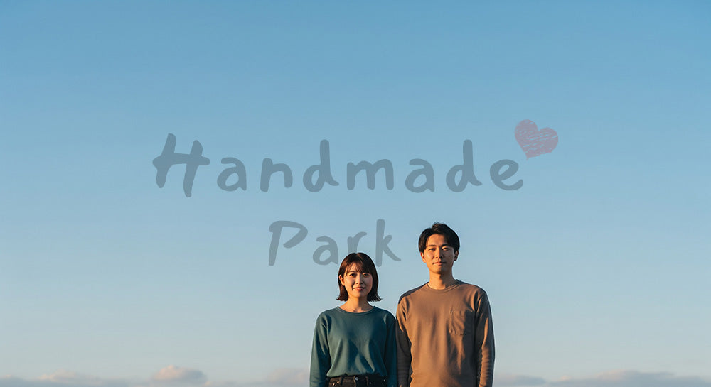 フリー素材 無料 写真|夕方前の河川敷で微笑む日本人カップル(正面) 写真背景