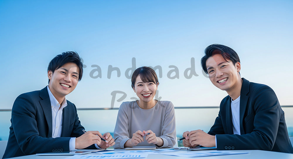 フリー素材 無料 写真|屋外で微笑む日本人同僚(正面・打ち合わせ) 背景素材