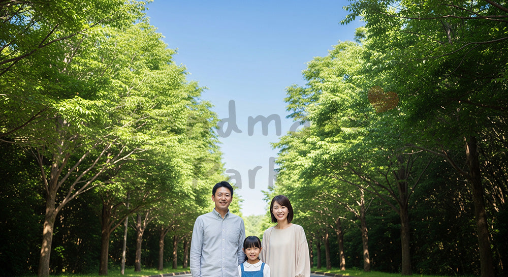 フリー素材 無料 写真|青空へ続く並木道で微笑む日本人家族(正面) 背景素材