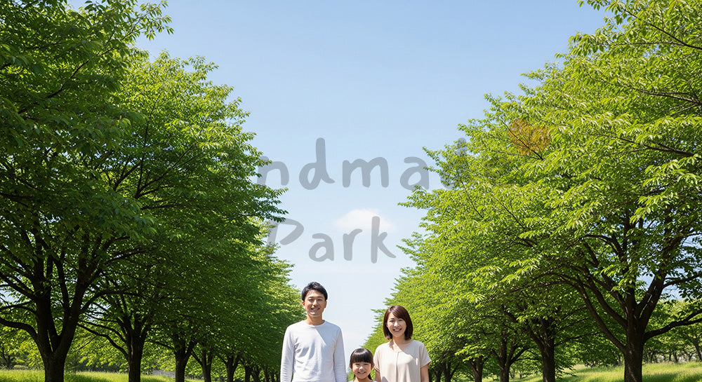 フリー素材 無料 写真|青空へ続く並木道で微笑む日本人家族(正面)