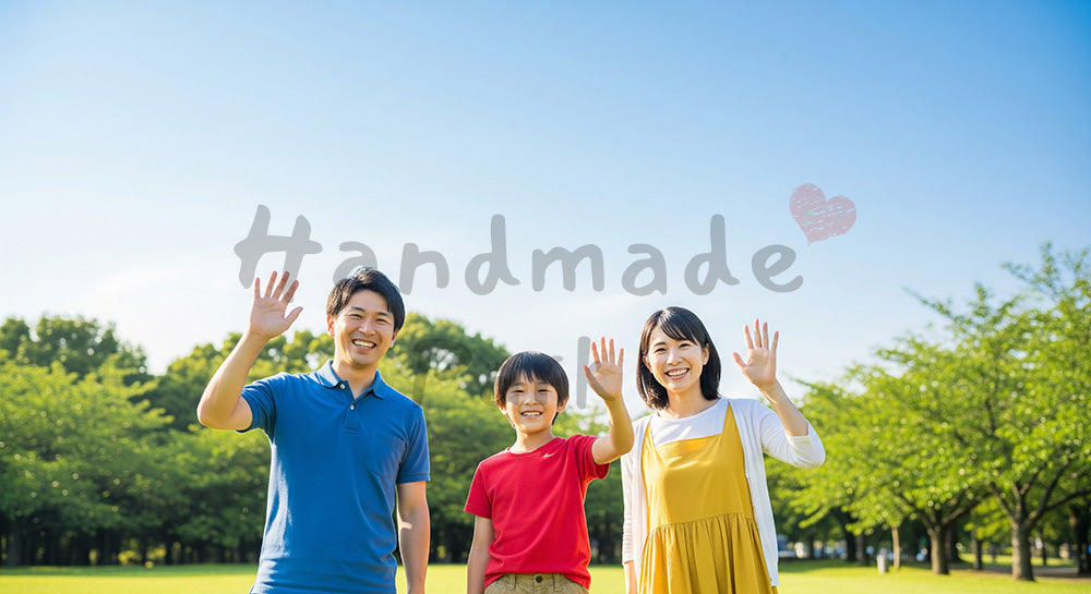 フリー素材 無料 写真|手を振って笑う日本人家族(正面) 写真背景