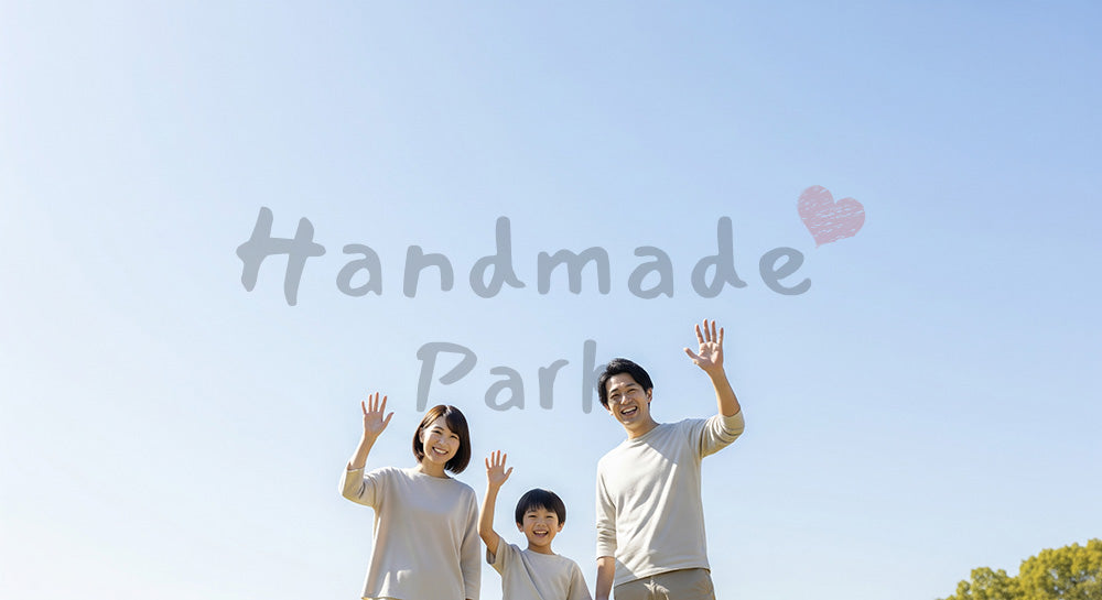 フリー素材 無料 写真|手を振って笑う日本人家族(正面) 背景素材