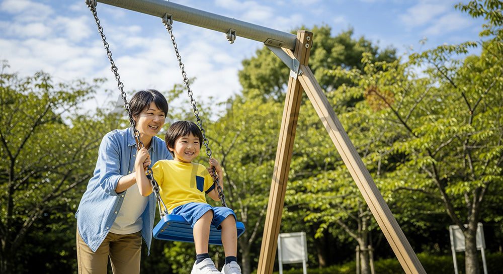 フリー素材 無料 写真|晴れた公園のブランコで遊ぶ日本人親子、子育ての温かさが伝わる写真