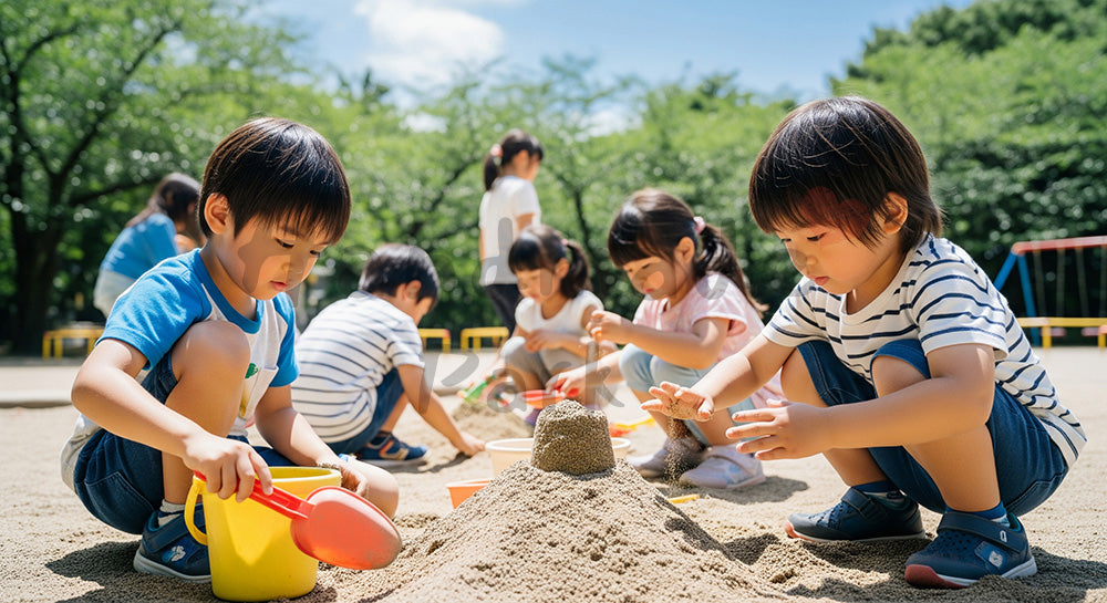 フリー素材 無料 写真|さわやかな公園の砂場で夢中で遊ぶ日本人の子どもたち、育児向けの綺麗な写真