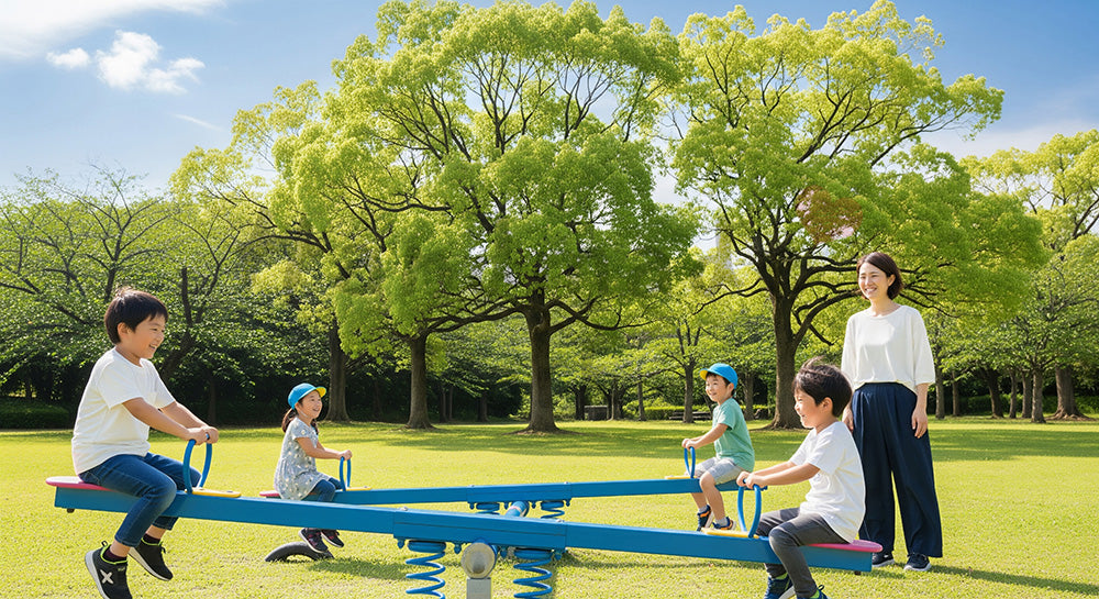 フリー素材 無料 写真|晴れた公園のシーソーで遊ぶ日本人の子どもたちと家族、安心感のある休日写真