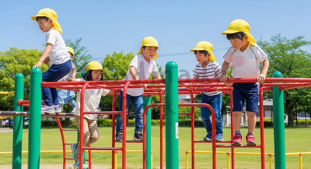 フリー素材 無料 写真|日差しのある公園のジャングルジムで遊ぶ日本人の子どもたち、元気で明るい外遊び写真