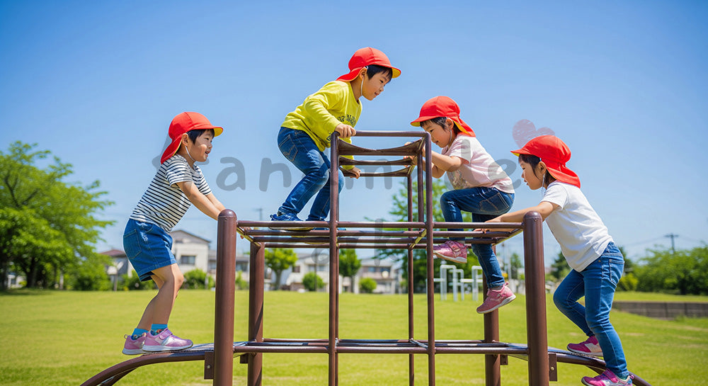 フリー素材 無料 写真|晴れた公園のジャングルジムで遊ぶ日本人の子どもたち、元気で明るい外遊び写真