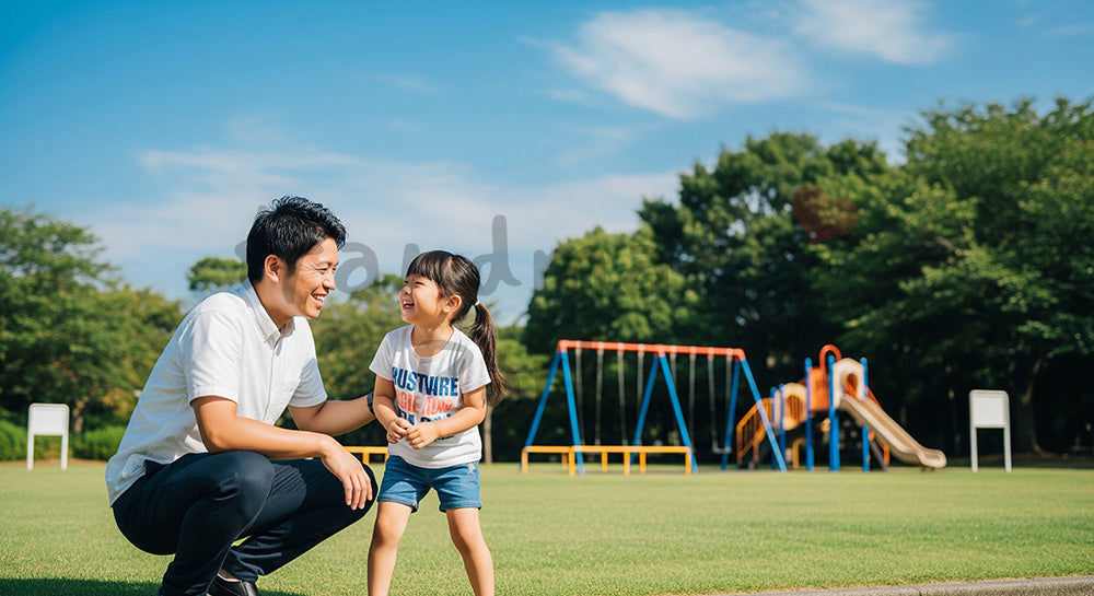 フリー素材 無料 写真|さわやかな公園で子どもに寄り添って話す日本人の親子、子育ての優しさが伝わる写真