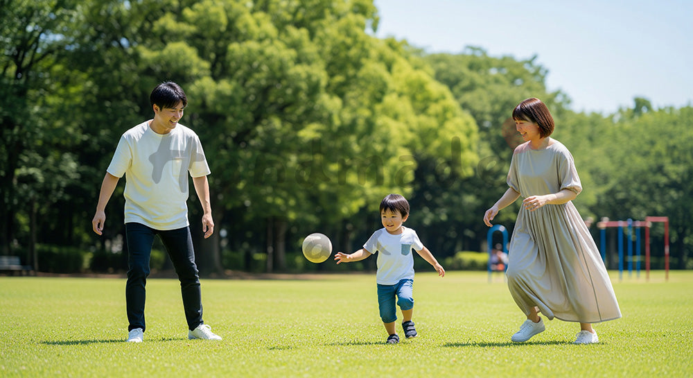 フリー素材 無料 写真|晴れた公園の芝生でボール遊びをする日本人家族、元気で爽やかな休日写真
