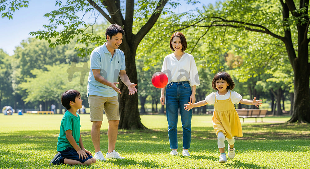 フリー素材 無料 写真|明るい公園の芝生でボール遊びをする日本人家族、元気で爽やかな休日写真