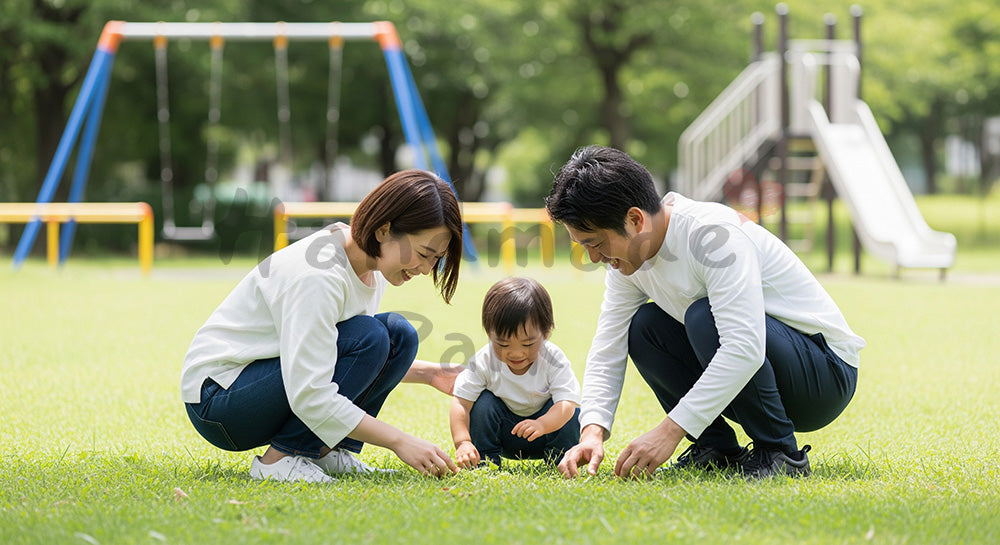 フリー素材 無料 写真|日差しのある公園の芝生で小さな子どもと遊ぶ日本人家族、優しい子育て写真