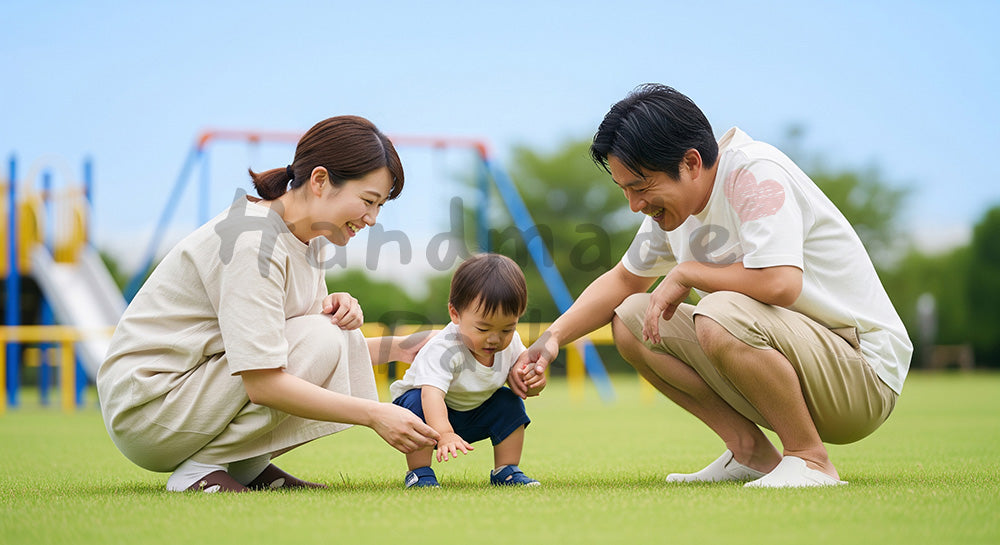 フリー素材 無料 写真|さわやかな公園の芝生で小さな子どもと遊ぶ日本人家族、優しい子育て写真