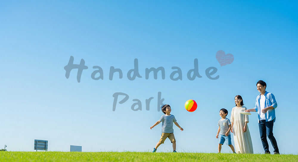 フリー素材 無料 写真|晴れた公園の芝生で小さな子どもと遊ぶ日本人家族、優しい子育て写真