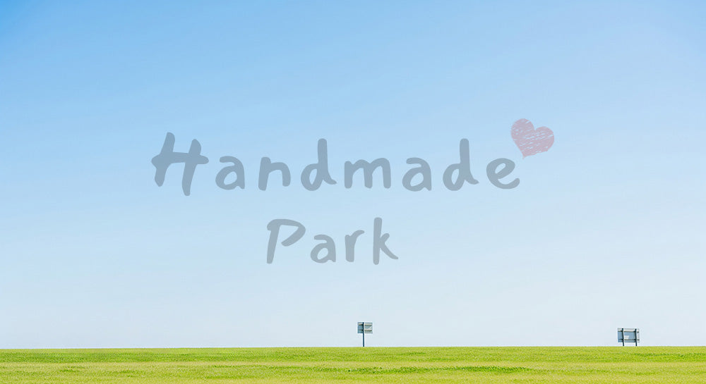 フリー素材 無料 写真|太陽の光を浴びて輝く、広々とした公園の芝生。木々の緑と空の青が鮮やかなコントラストを描く、穏やかな夏の風景。