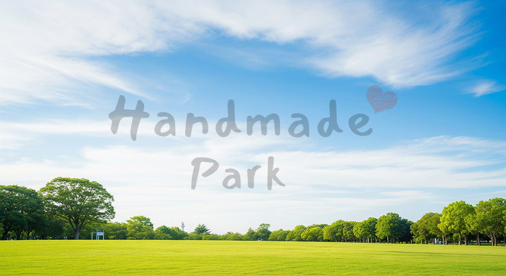 フリー素材 無料 写真|さわやかな公園の芝生で小さな子どもと遊ぶ日本人家族、優しい子育て写真