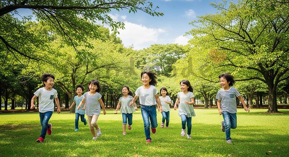 フリー素材 無料 写真|日差しのある公園で追いかけっこをする日本人の子どもたち、元気で爽やかな外遊び写真