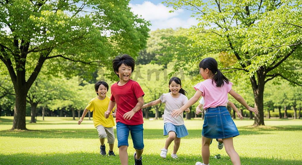 フリー素材 無料 写真|さわやかな公園で追いかけっこをする日本人の子どもたち、元気で爽やかな外遊び写真
