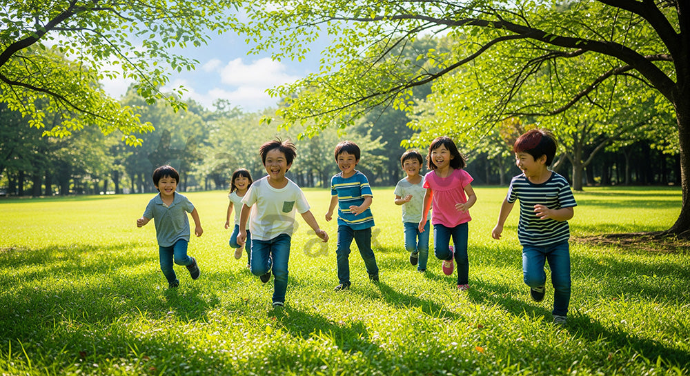 フリー素材 無料 写真|明るい公園で追いかけっこをする日本人の子どもたち、元気で爽やかな外遊び写真