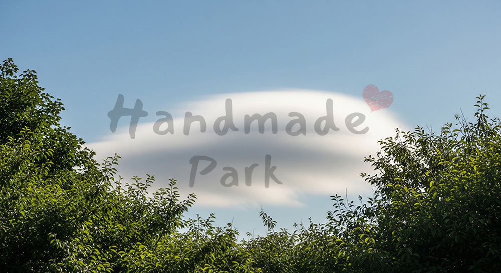 フリー素材 無料 写真|SDGs向け緑のフレームと空の背景 雲ありで余白たっぷり