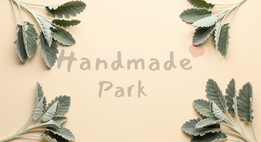 フリー素材 無料 写真|アイボリーに淡い銀葉フレーム、中央余白の上品背景