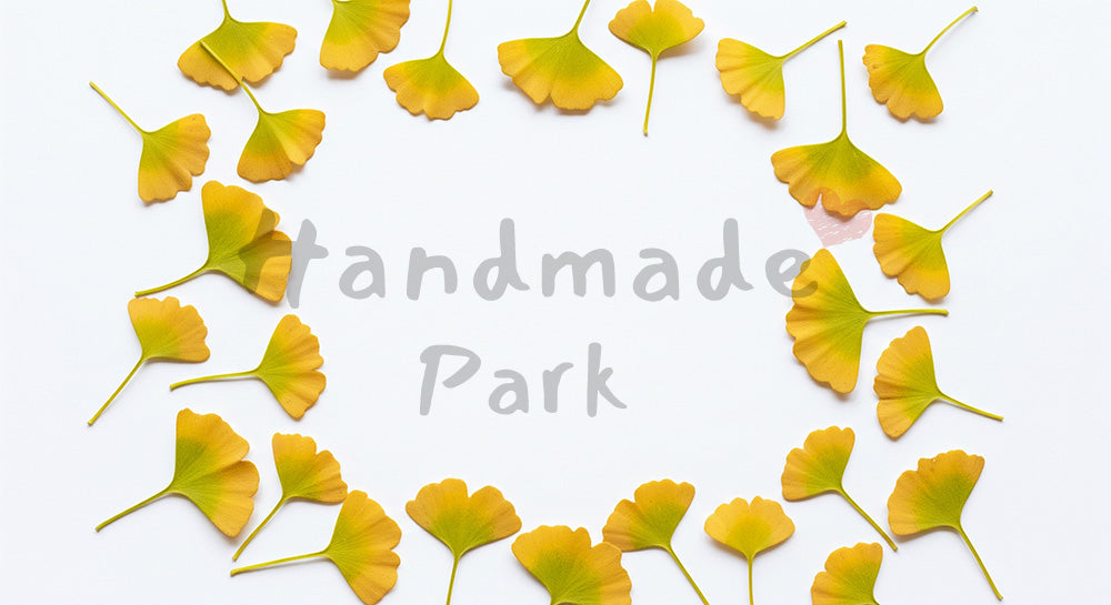 フリー素材 無料 写真|中央コピースペースのあるイチョウ葉のやさしいフレーム背景