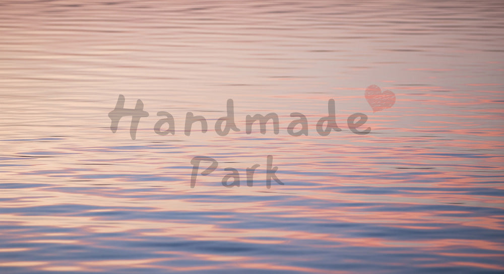 フリー素材 無料 写真|夕方色の淡い反射がにじむアブストラクト水面、上部空きスペース