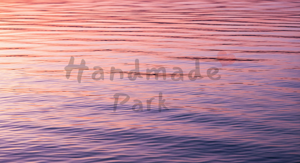 フリー素材 無料 写真|夕方色の淡い反射がにじむ抽象水面、上部余白