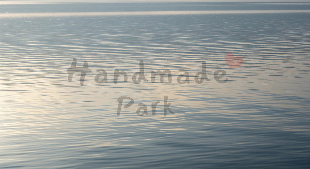 フリー素材 無料 写真|朝の淡い斜め反射が入る抽象的な水面、中央スペース