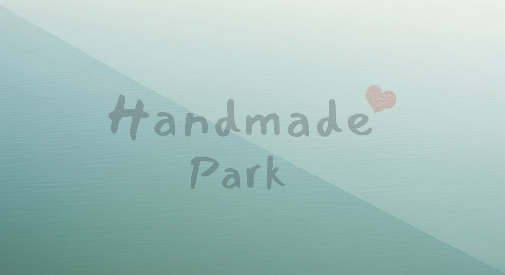 フリー素材 無料 写真|点状の淡い反射が端に散る抽象的な水面、中央スペース