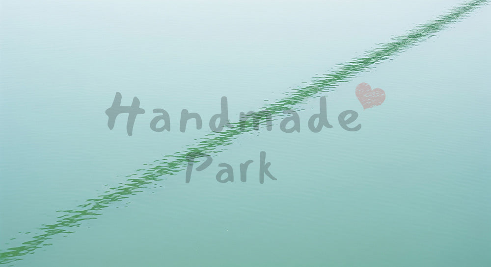 フリー素材 無料 写真|点状の淡い反射が端に散るアブストラクト水面、中央空きスペース