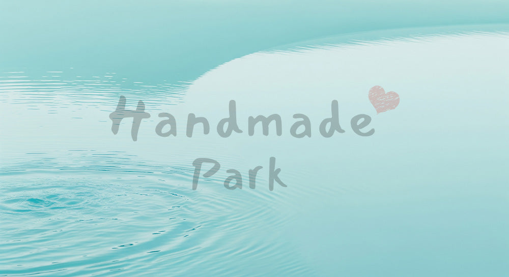 フリー素材 無料 写真|薄い反射ラインが斜めに走るアブストラクト水面、右上空きスペース