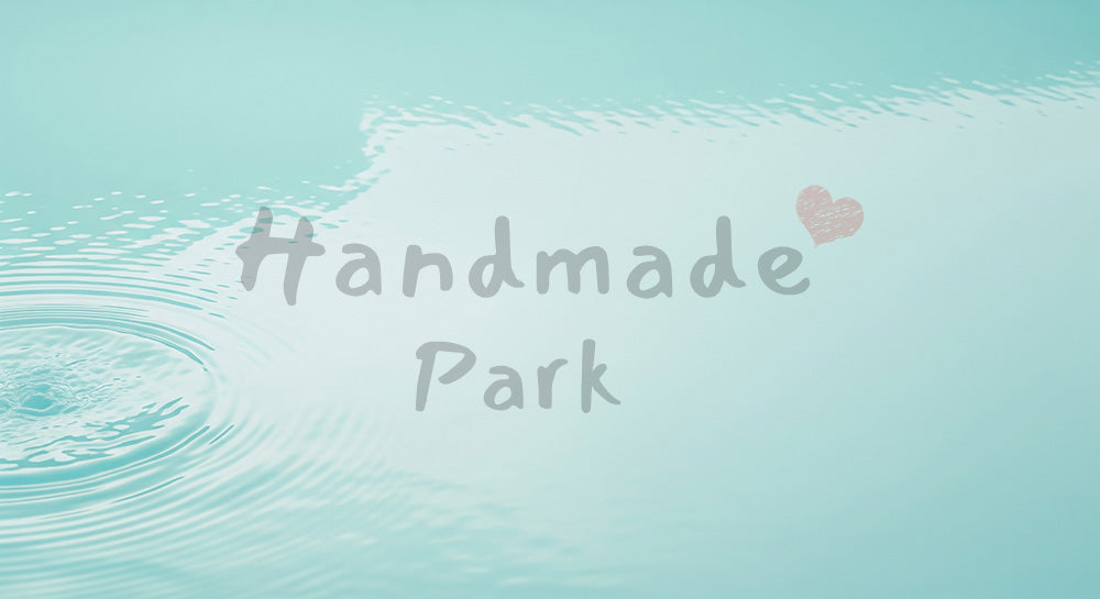 フリー素材 無料 写真|薄い反射ラインが斜めに走る抽象水面、右上余白