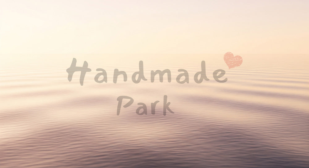 フリー素材 無料 写真|白っぽい反射帯がにじむ抽象的な水面、上部コピー用スペース