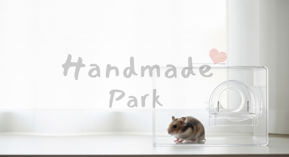 フリー素材 無料 写真|窓際の明るいケージで過ごすハムスターの写真|SNS投稿の背景におすすめ