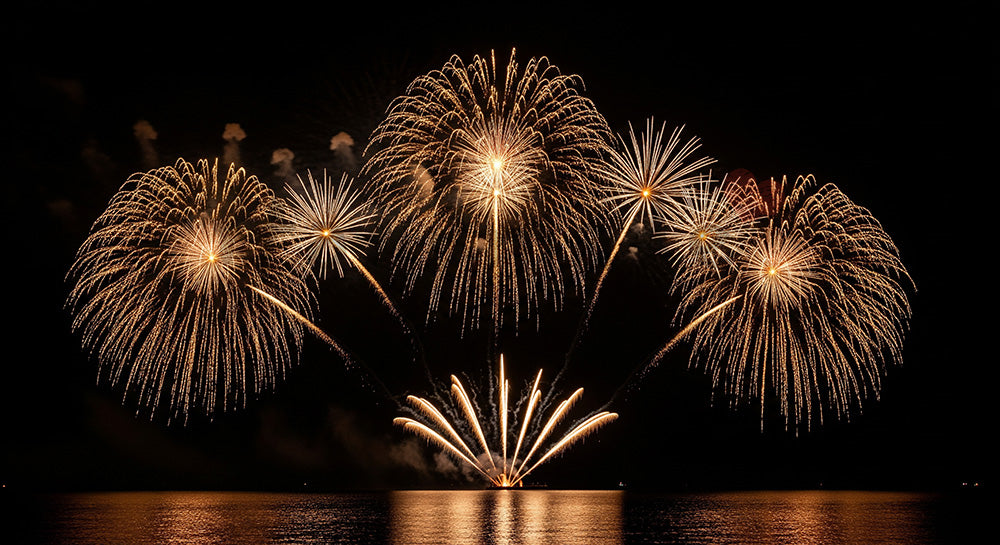 フリー素材 無料 写真|夜空に広い余白があるドラマチックな夏のデザイン背景、花火と海の反射が活きる