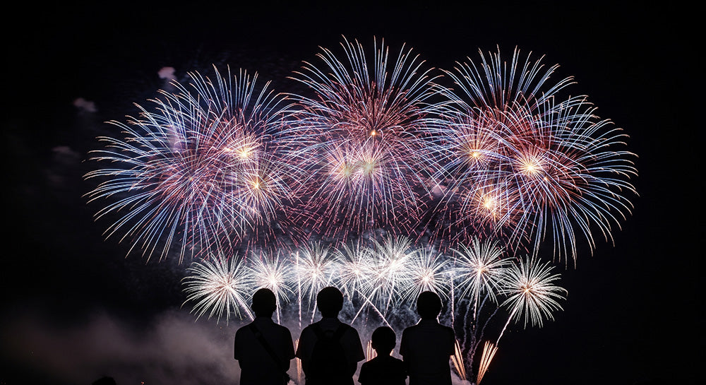 フリー素材 無料 写真|花火を見上げる日本人家族のシルエット 夜空の余白が大きい夏イベント向け背景 文字入れ向き