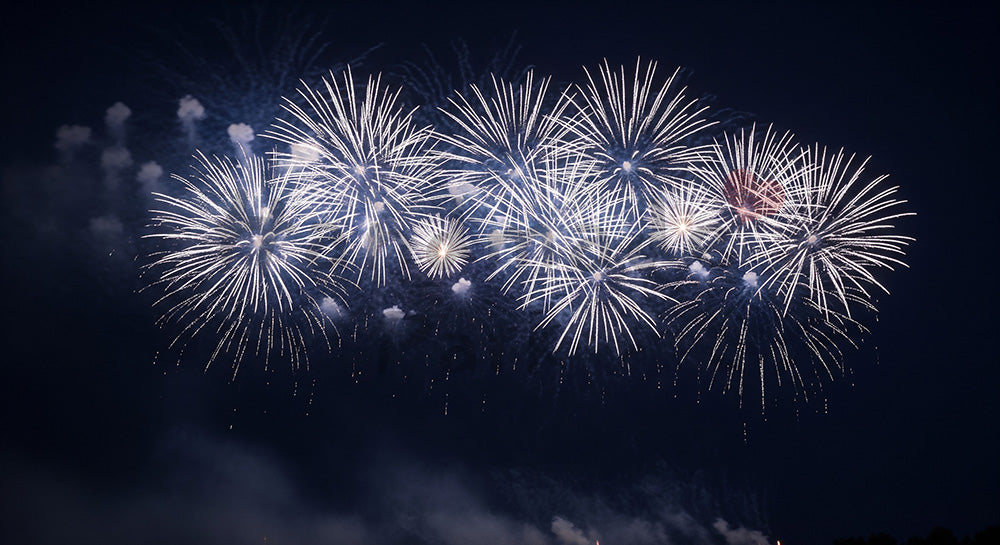 フリー素材 無料 写真|花火だけの夜空背景 余白が広く上品に使える情緒的な光のデザイン素材