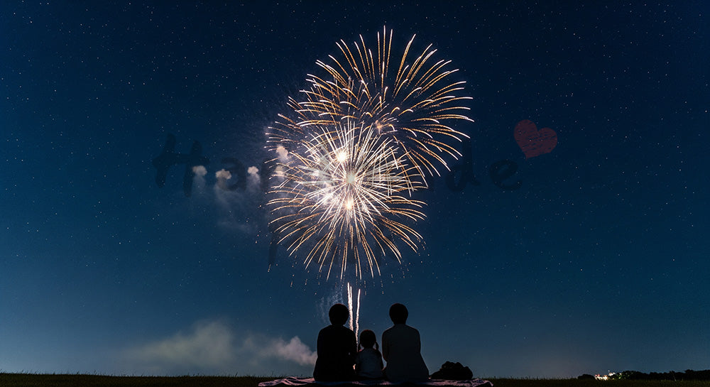 フリー素材 無料 写真|花火を眺める日本人家族のピクニック風景 夜空の余白が大きい夏らしいバナー向け背景