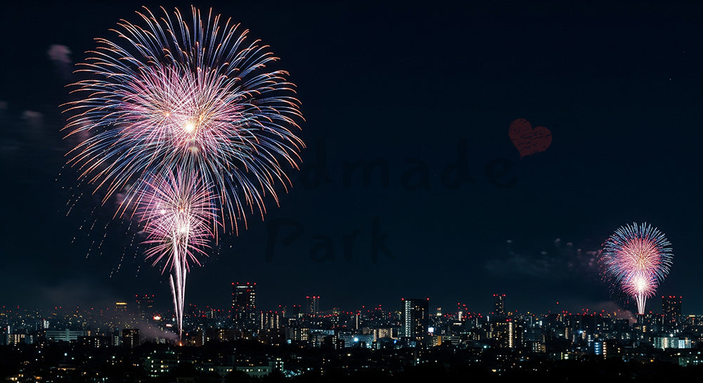 フリー素材 無料 写真|花火と日本の都会シルエット 右側に余白があるドラマチックな夜景バナー背景
