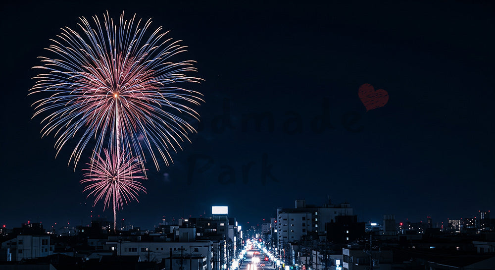 フリー素材 無料 写真|右側に余白があるドラマチックな夜景バナー背景、花火と日本の都会シルエットが活きる